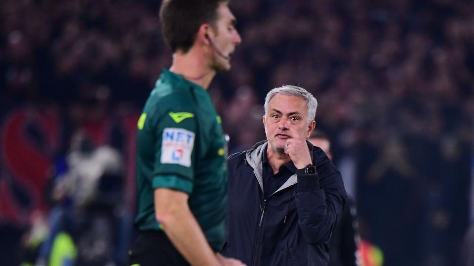 José Mourinho ermahnt einen Schiedsrichterassistenten | ALBERTO LINGRIA/Reuters José Mourinho ermahnt einen Schiedsrichterassistenten