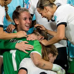 Ena Mahmutovic jubelt mit  Ann-Katrin Berger 