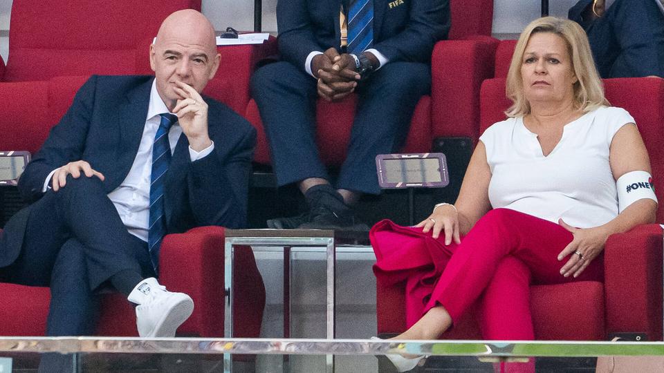 Nancy Faeser sitzt mit der One-Love-Binde neben Gianni Infantino. | IMAGO / Bildbyran Nancy Faeser sitzt mit der One-Love-Binde neben Gianni Infantino.