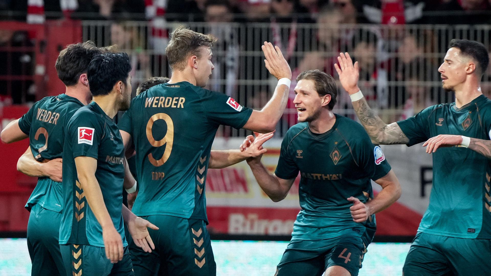 Die Bremer bejubeln ihren Treffer | dpa