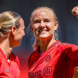 FCB-Torjägerin Pernille Harder (r.)
