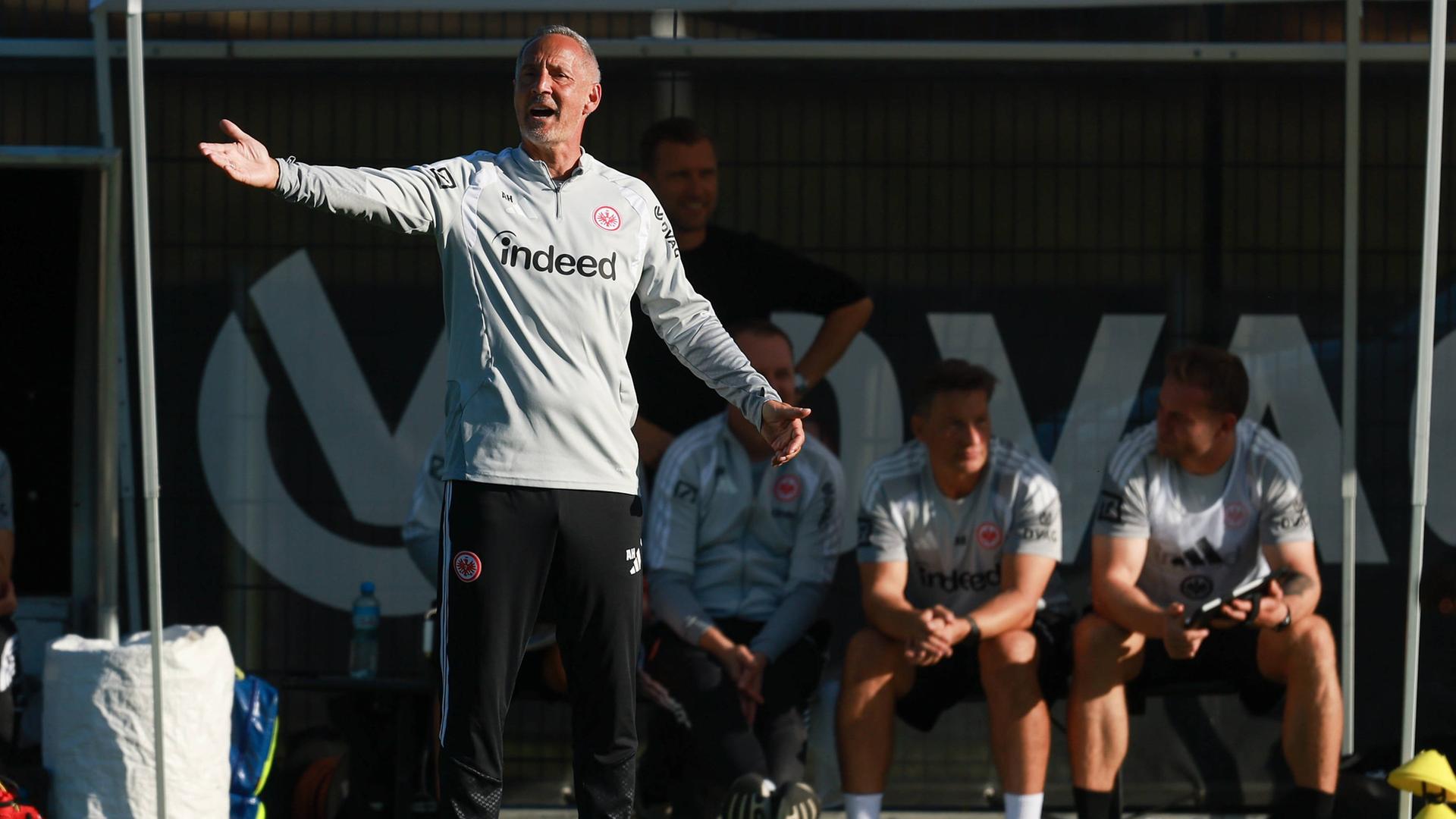 Eintracht-Trainer Adi Hütter während des Testspiels gegen Braunschweig. | IMAGO