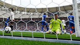 Torhüter Marc-Andre ter Stegen sitzt nach dem Gegentor zum 0:1 auf dem Rasen.