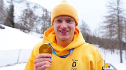 Deutscher Rennrodler Max Langenhan drückt Merz am Telefon weg.