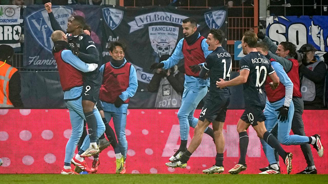 Myron Boadu feiert mit seinen Mitspielern seinen dritten Treffer gegen Leipzig | AP