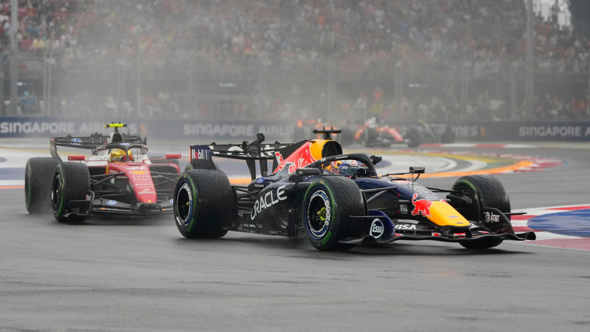 Max Verstappen im Red Bull | picture alliance/dpa/AP | Vincent Thian