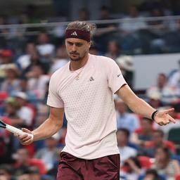 Alexander Zverev reagiert enttäuscht auf seine Leistung gegen Alejandro Davidovi