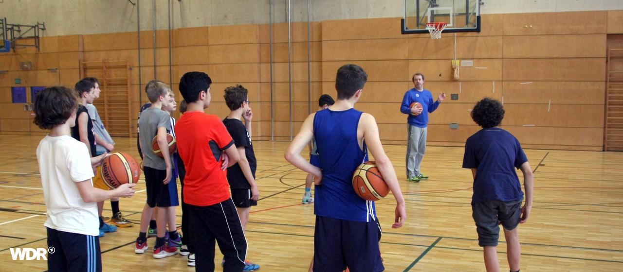 Jugendliche beim Basketballtraining