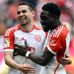 Raphael Guerreiro jueblt mit Alphonso Davies über seinen Treffer