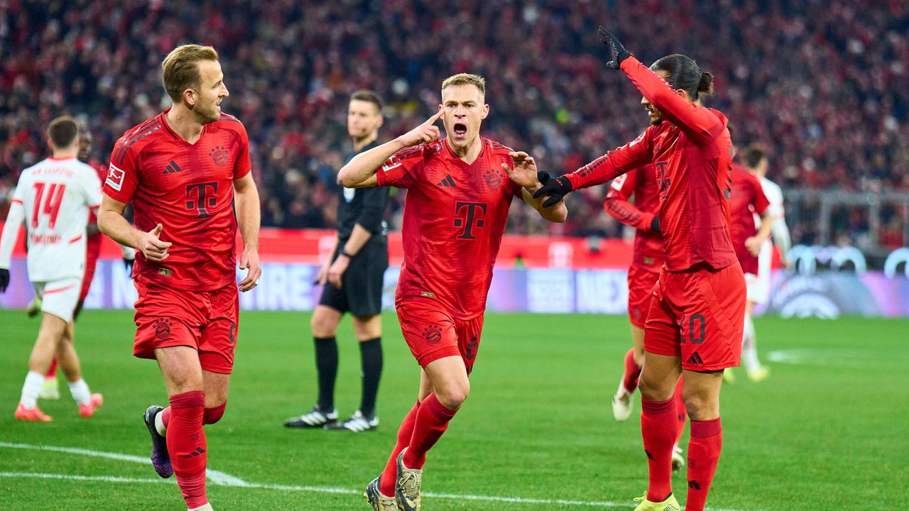 Joshua Kimmich bejubelt seinen Treffer gemeinsam mit Harry Kane und Leroy Sane | IMAGO/ActionPictures