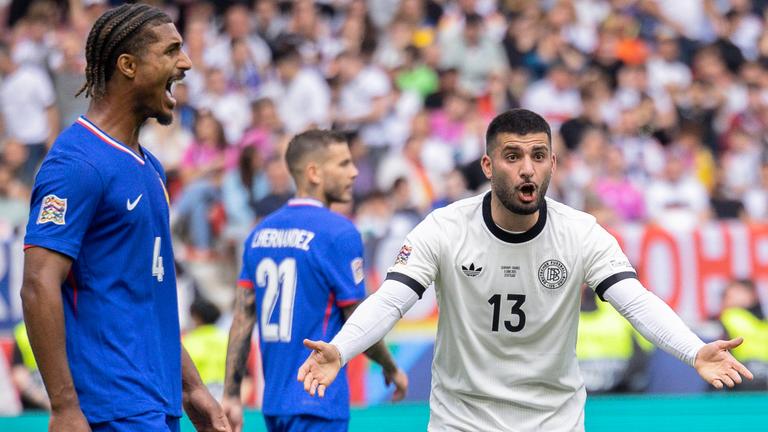 Deutschlands Deniz Undav (r.) wirkt unzufrieden