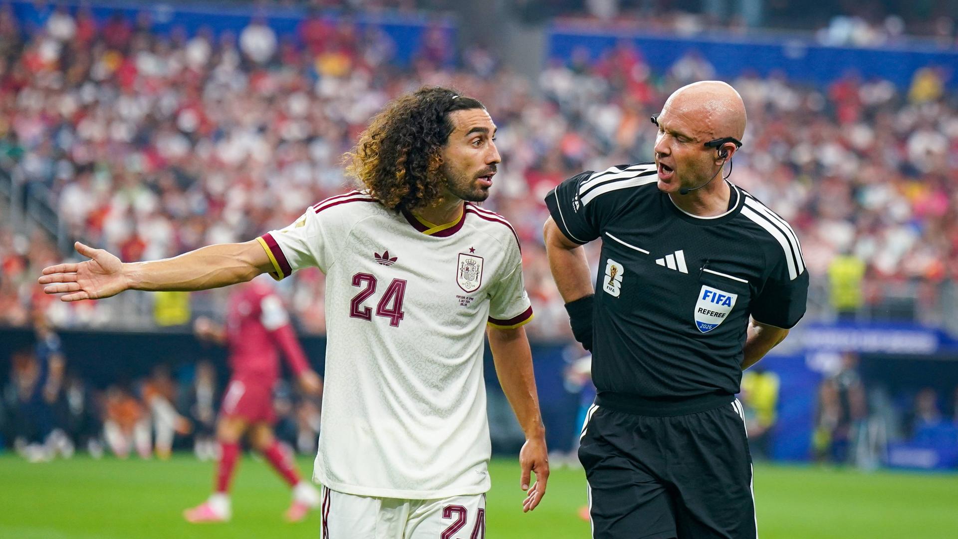 Marc Cucurella (l.) und Schiedsrichter Anthony Taylor (r.) | IMAGO / STEINSIEK.CH