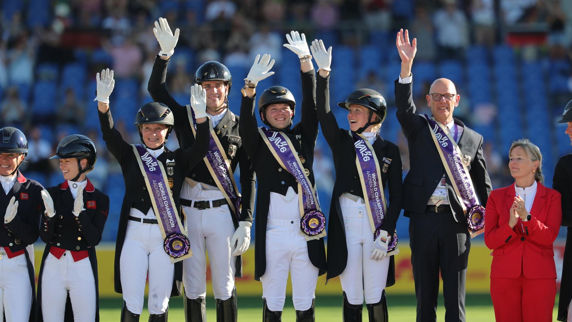 Das deutsche Dressur-Team auf dem Siegertreppchen