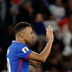 Kylian Mbappe und Aurelien Tchouameni (r.) klatschen ab