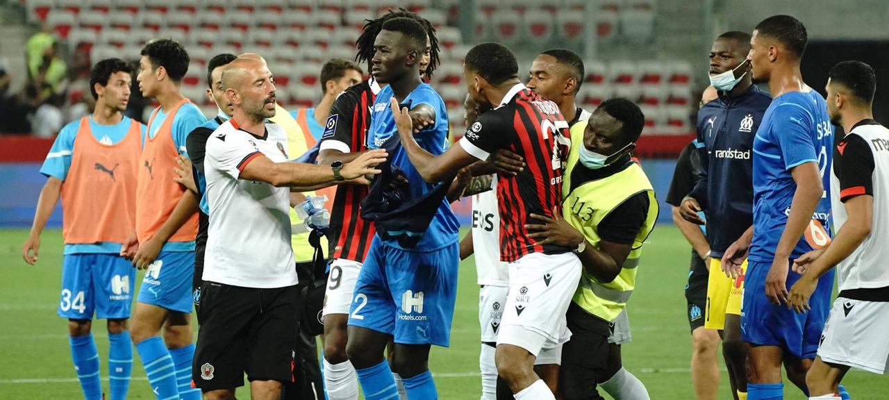 Spieler und Ordner auf dem Platz in Nizza | Norbert Scanella/Imago Spieler und Ordner auf dem Platz in Nizza