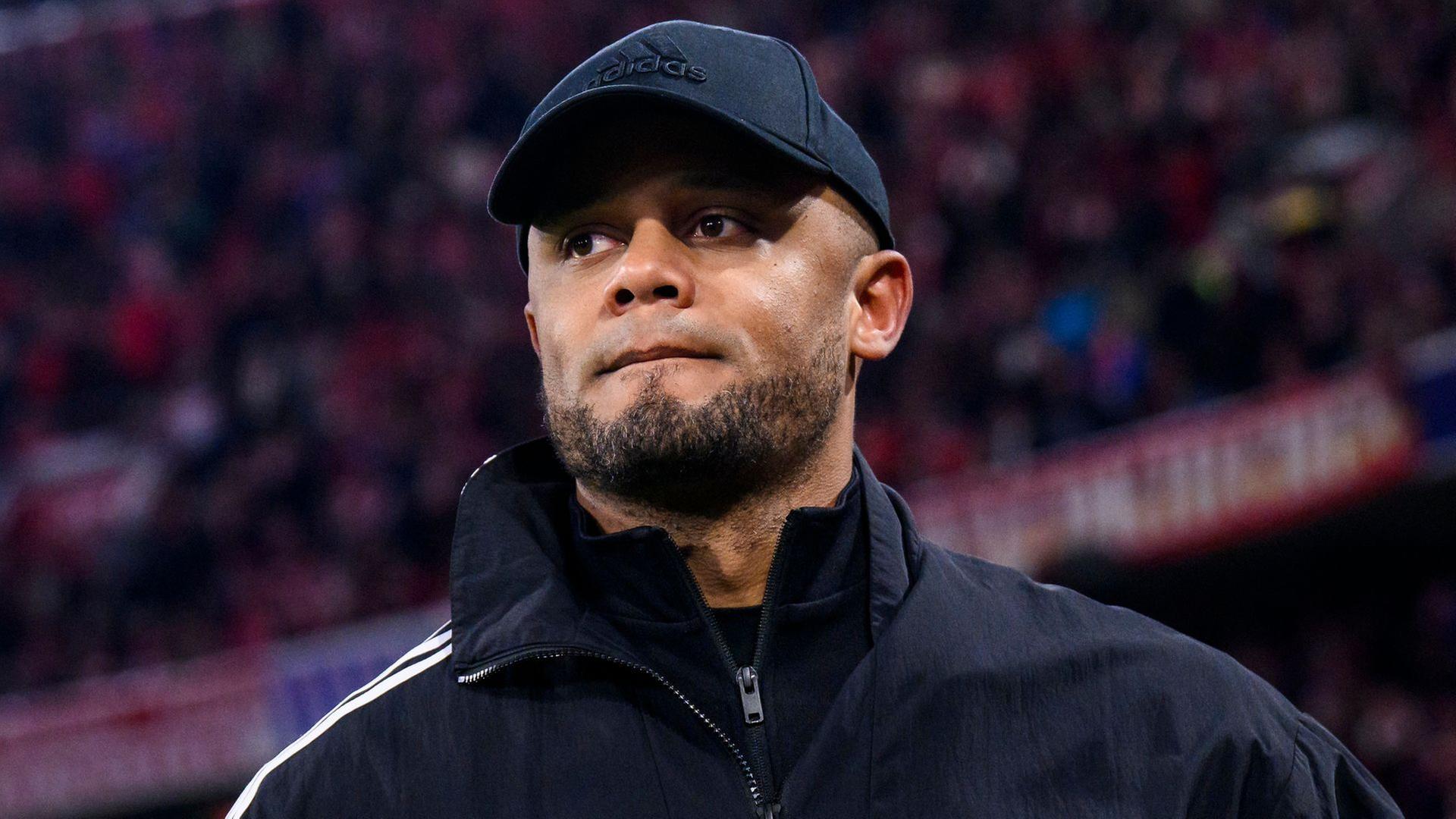08.04.2025, Bayern, München: Fußball: Champions League, Bayern München - Inter Mailand, K.o.-Runde, Viertelfinale, Hinspiele, Allianz Arena. Münchens Trainer Vincent Kompany steht vor dem Spiel im Stadion. (zu dpa: «FC Bayern im Klassiker gegen Dortmund - Augsburg in Bochum») Foto: Tom Weller/dpa +++ dpa-Bildfunk +++ | dpa-Bildfunk/Tom Weller