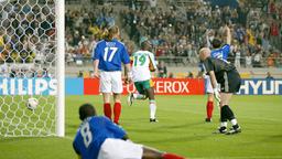 Senegal erzielt einen Treffer im Spiel gegen Frankreich bei der WM 2002