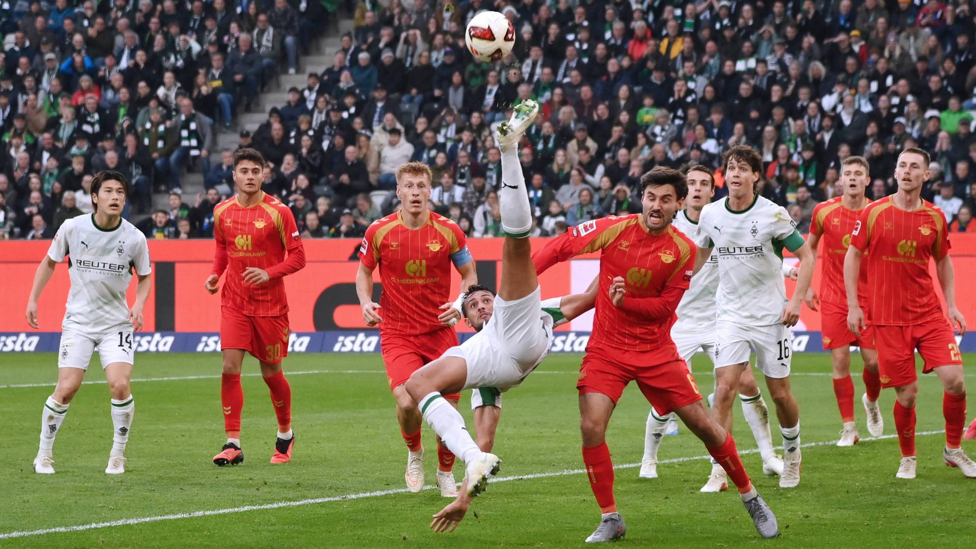 FallrÃ¼ckzieher von Gladbachs Fabio Chiarodia | IMAGO/Cweis/TEAM2sportpho