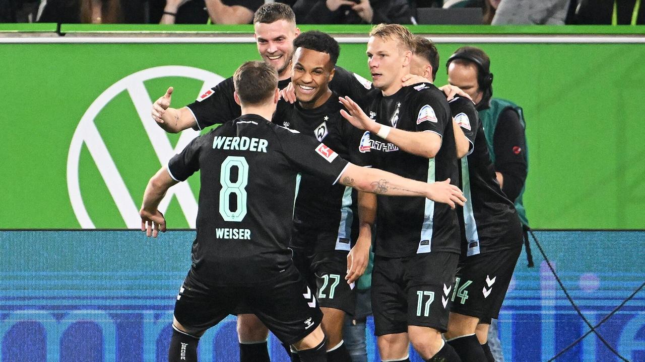 Bremens Spieler bejubeln einen Treffer. | IMAGO/Nordphoto