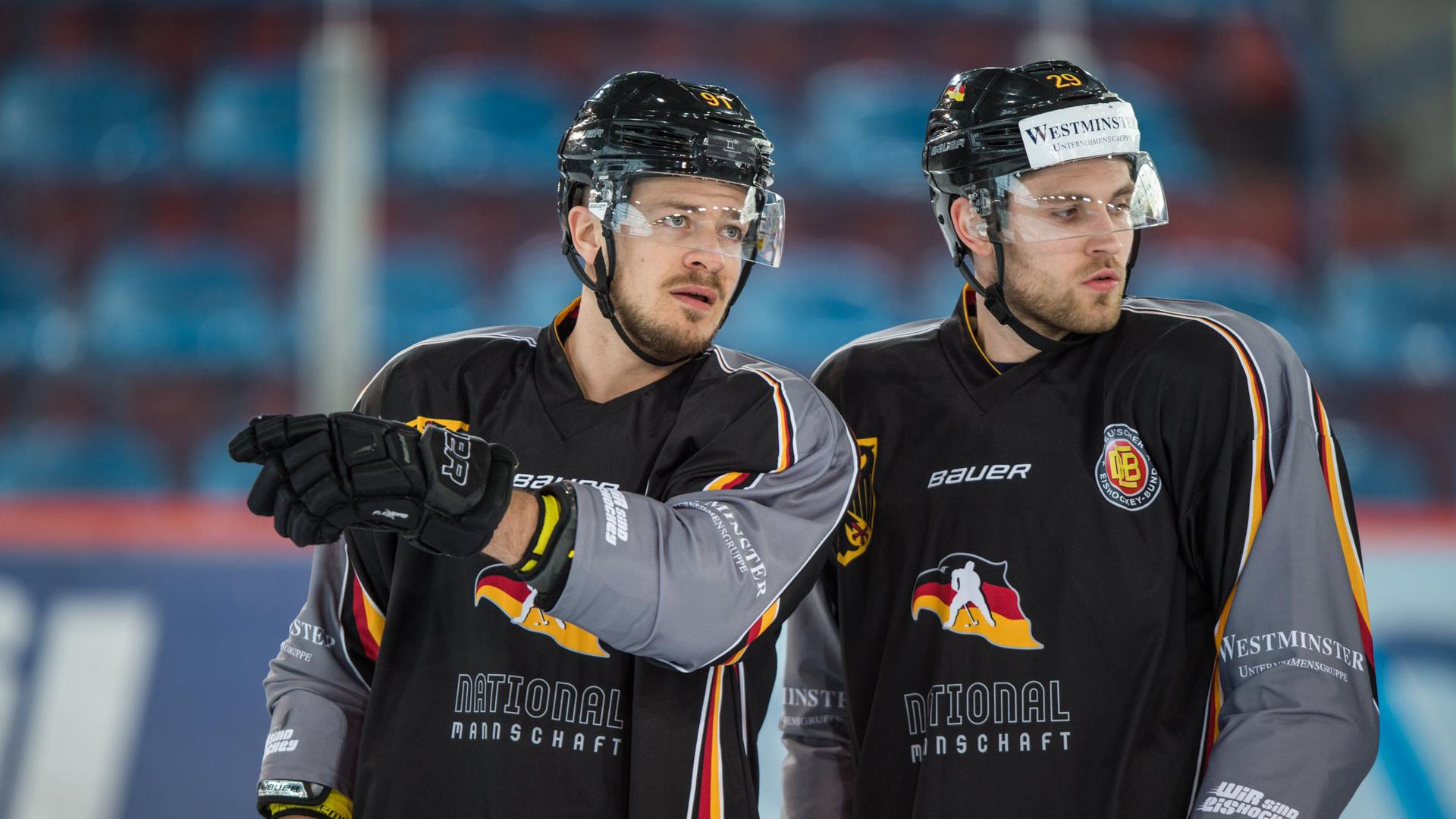 Verteidiger Moritz MÃ¼ller (l) und StÃ¼rmer Leon Draisaitl trainieren im Berliner Wellblechpalast | dpa