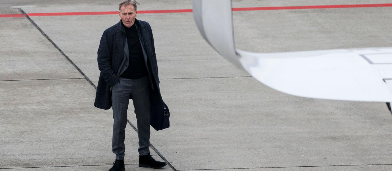 Hans-Joachim Watzke auf dem Rollfeld