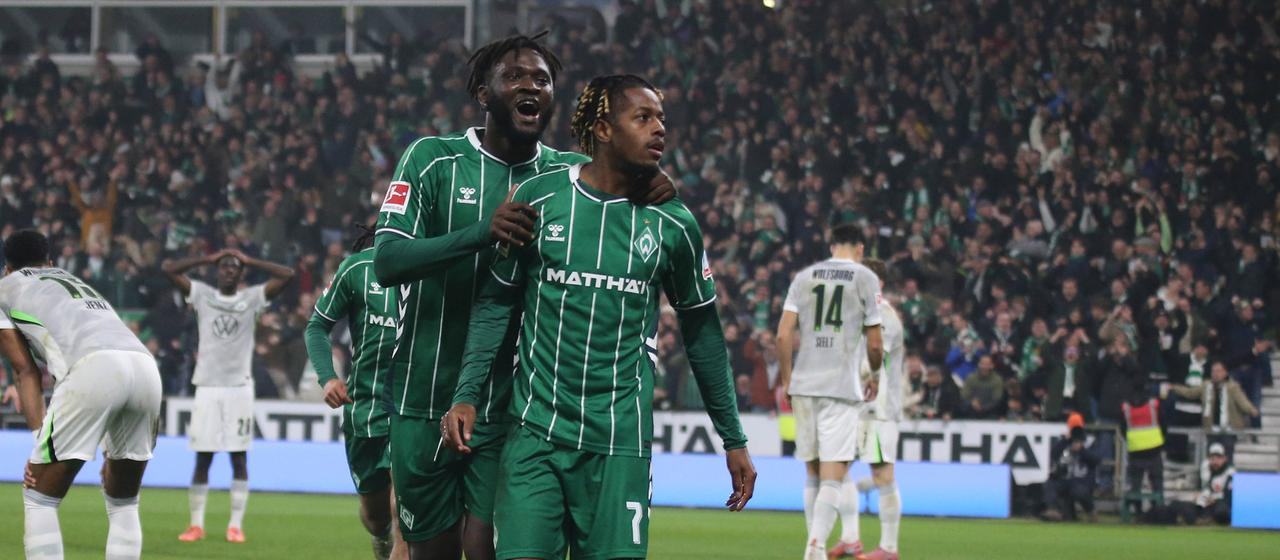 Samuel Mbangula feiert sein Tor mit Victor Boniface