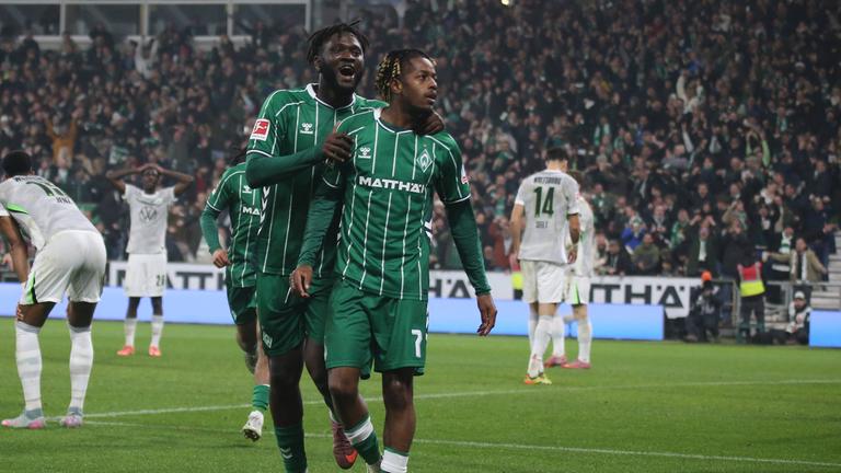 Samuel Mbangula feiert seinen treffer mit Victor Boniface