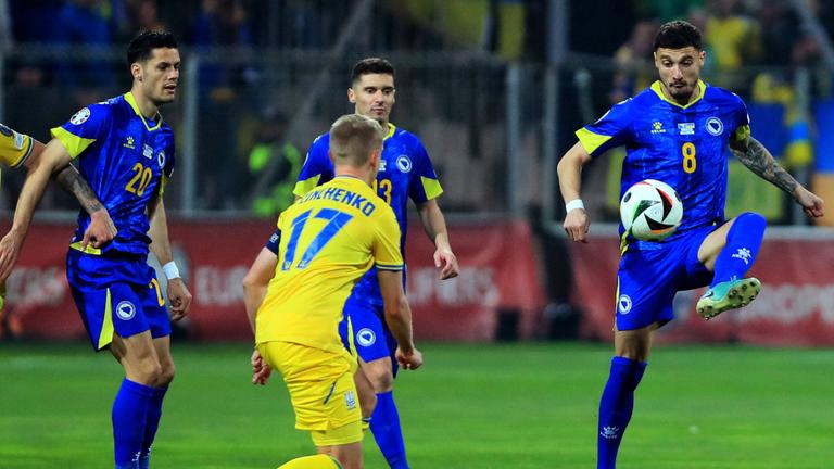 Der Bosnier Haris Hajradinovi bei der Ballannahme im Spiel gegen die Ukrainer | IMAGO/Aleksandar Djorovic Der Bosnier Haris Hajradinovi bei der Ballannahme im Spiel gegen die Ukrainer