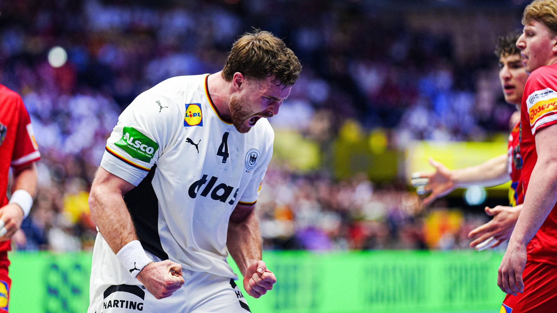 Johannes Golla jubelt wÃ¤hrend des Spiels gegen Ãsterreich | IMAGO/Eibner-Pressefoto/Marcel von Fehrn