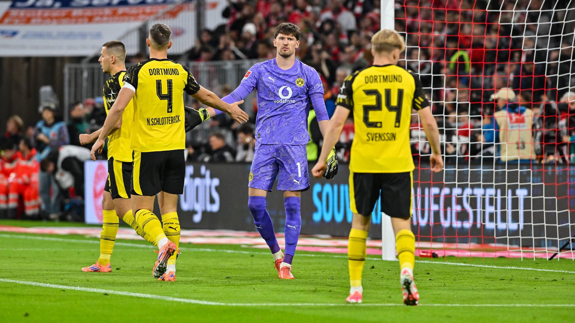 Gegen Manchester City im Fokus: Borussia Dortmunds Defensive um Torwart Gregor Kobel. | IMAGO/Beautiful Sports International