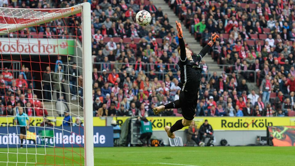 Louis Schaub jubelt über sein Tor | dpa/Roland Weihrauch Louis Schaub jubelt über sein Tor