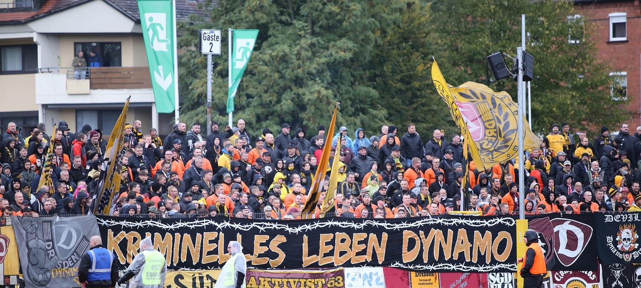 Dynamofans im Stadion Bayreuth | dpa Dynamofans im Stadion Bayreuth