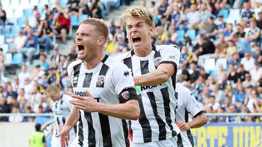Lars Lokotsch und Max Plath bejubeln den Treffer gegen Saarbrücken