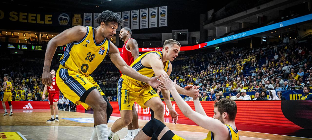 Albas David McCormack und Tim Schneider helfen ihrem Teamkollegen Malte Delow wieder auf die Beine (imago images/camera4+)