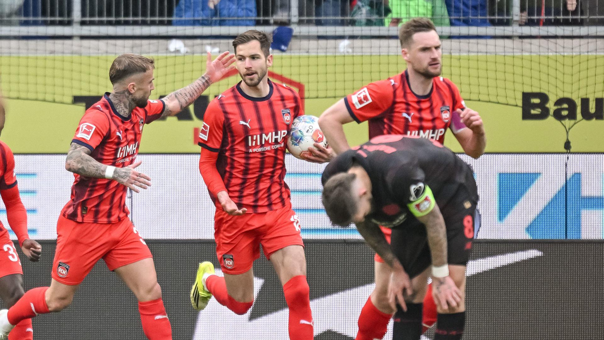 Марвин Пирингер (М, 1. ФК Хайденхайм 1846) празднует свой гол, сравнявший счет 2:2.