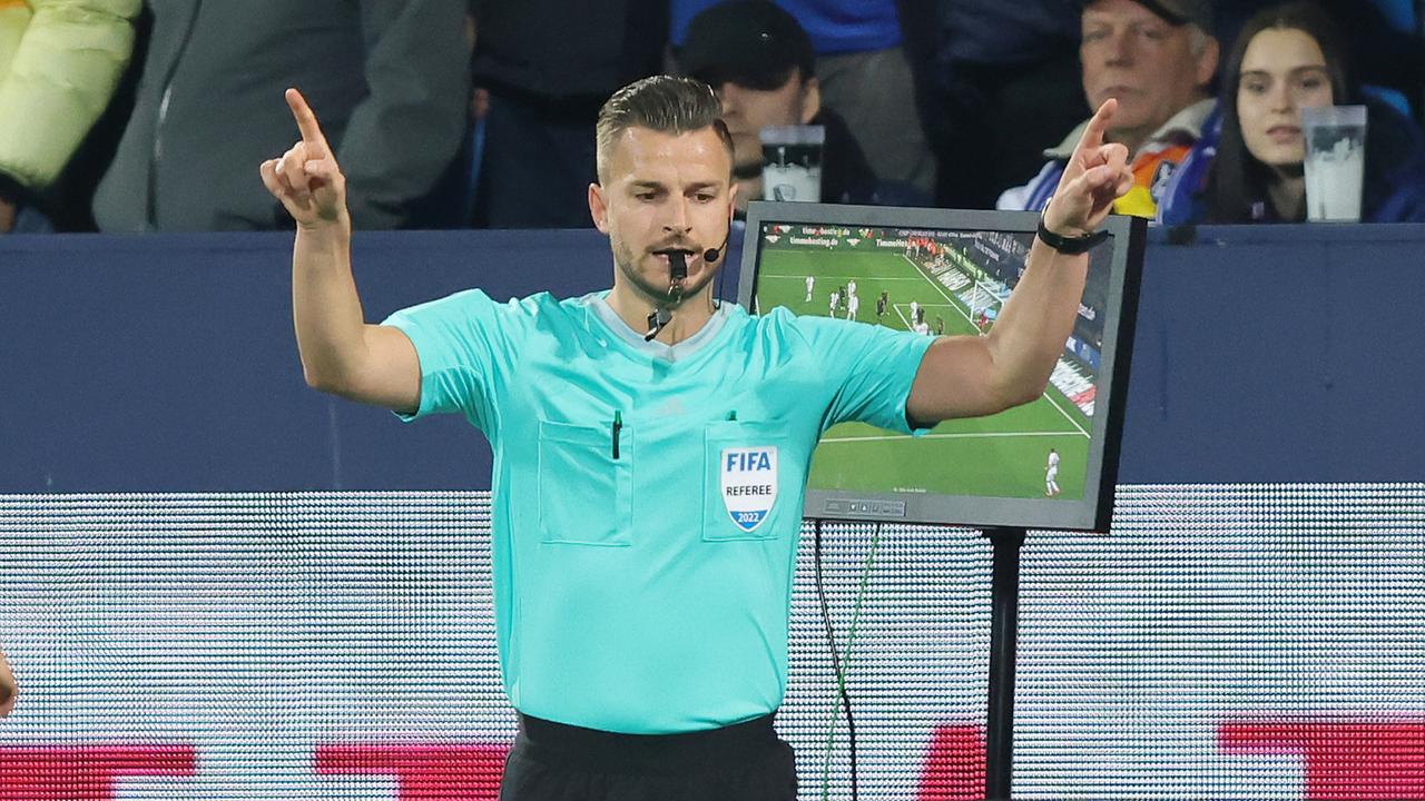 Schiedsrichter Daniel Schlager zeigt einen Videobeweis an | Sebastian El-Saqqa/firo Sportphoto