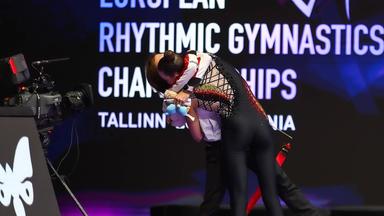 Darja Varfolomeev freut sich mit ihrer Trainerin über EM-Gold mit dem Band