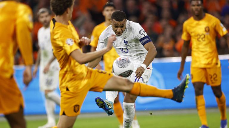Frankreichs Kapitän Kylian Mbappe schießt auf das Tor der Niederländer. | IMAGO/Netherlands v France Frankreichs Kapitän Kylian Mbappe in Aktion.