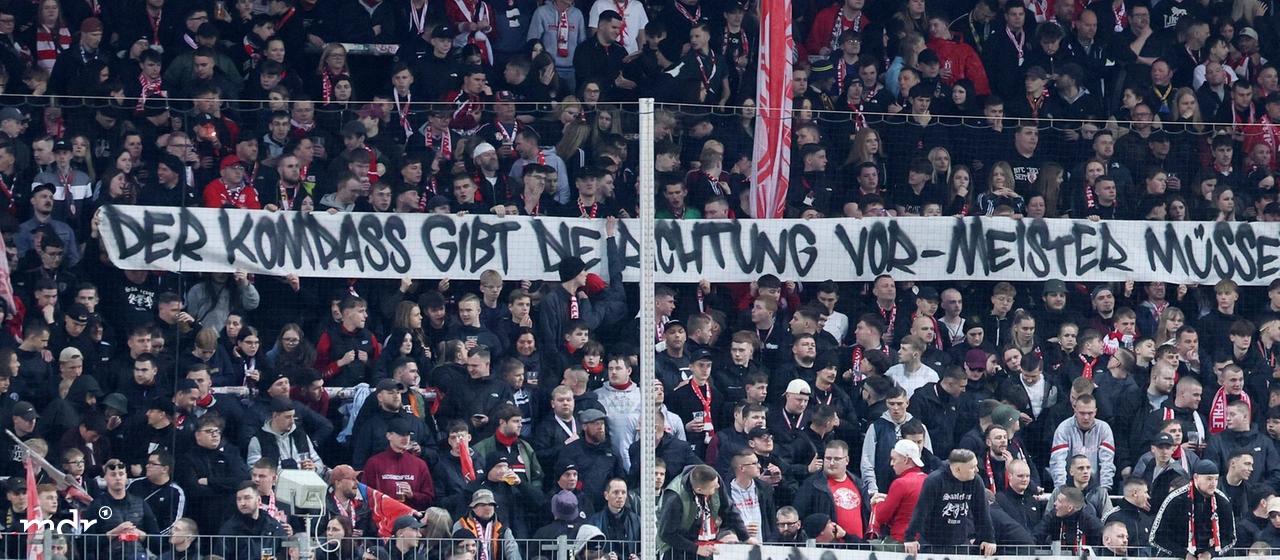 Fans des Halleschen FC zeigen ein Plakat. Meister müssen aufsteigen. Regionalligareform, Aufstiegsreform. , Nur zur redaktionellen Nutzung. Only editorial use. , DFB NOFV regulations prohibit any use of photographs as image sequences and or quasi-video. , *** Halle, 