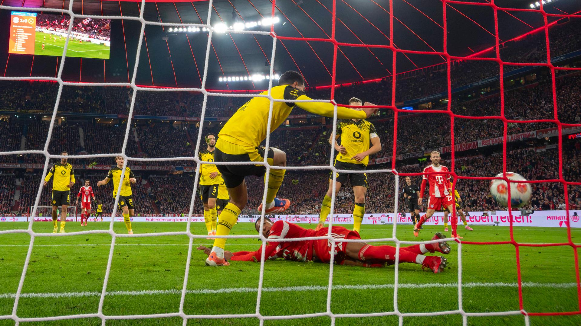 Bayerns Michael Olise macht das 2:0 per Grätsche | IMAGO/Bernd Feil/M.i.S.