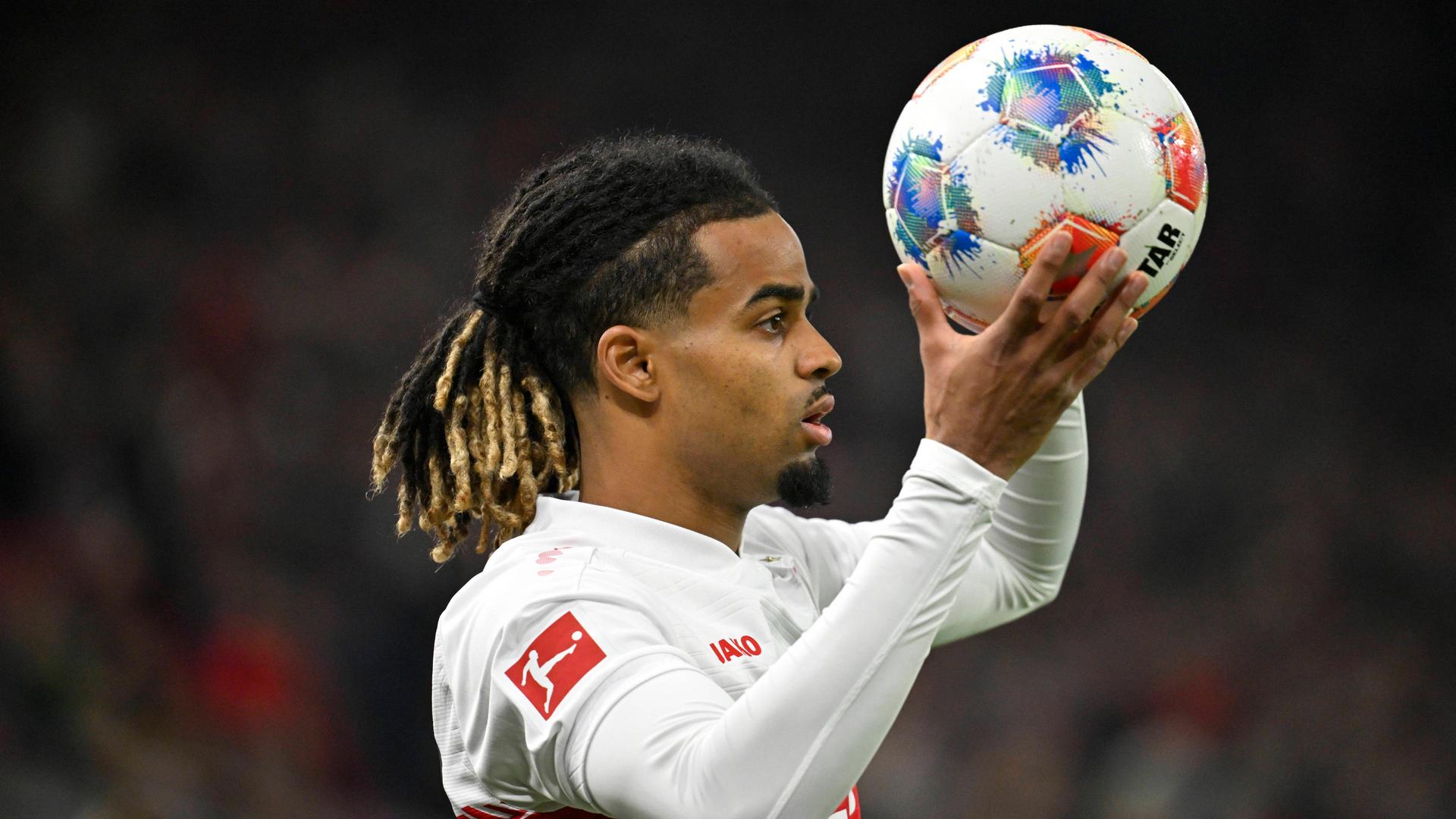 Lorenz Assignon beim Einwurf | IMAGO/Michael Weber