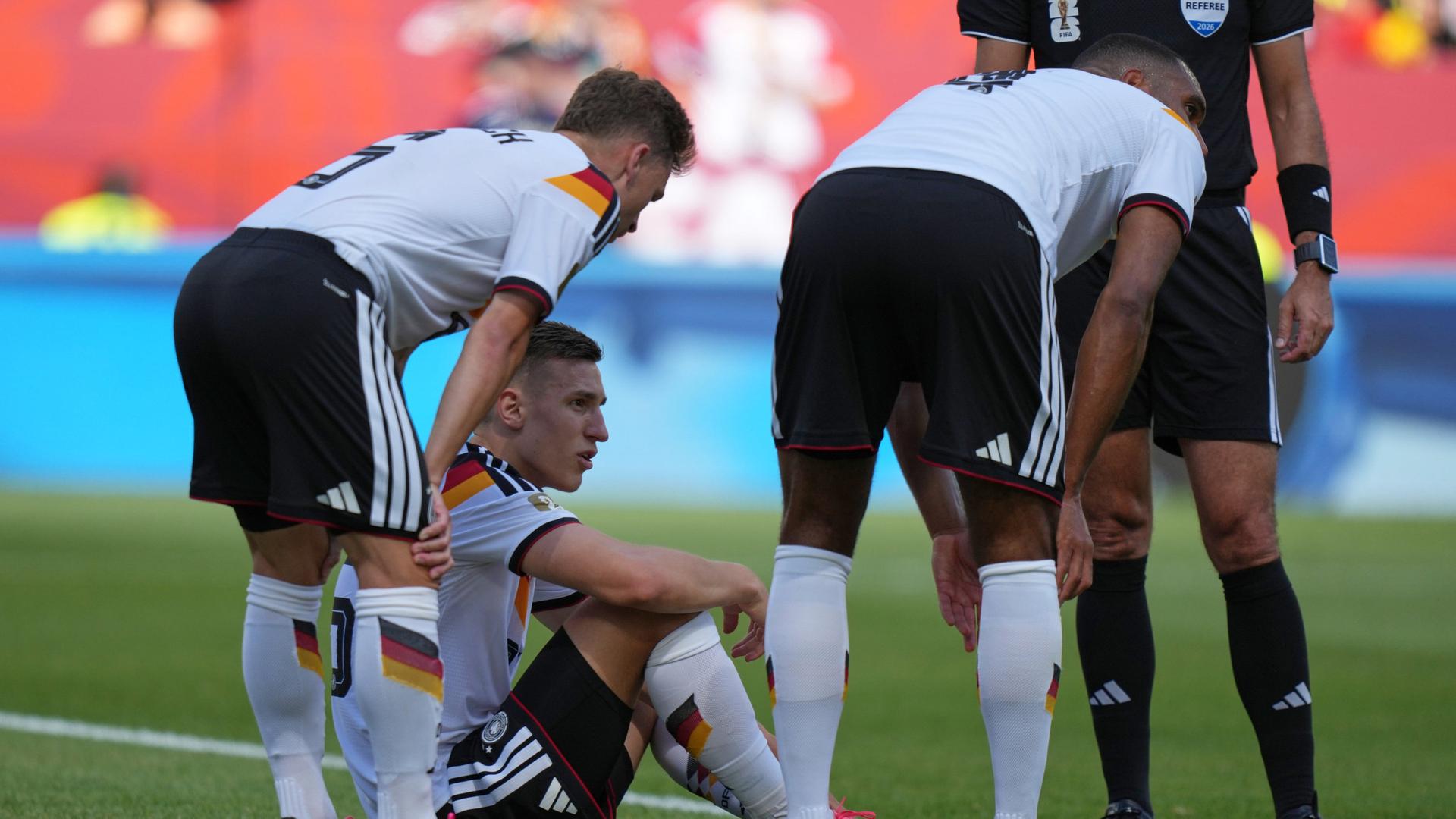 Deutschlands Nico Schlotterbeck liegt verletzt am Boden | AP Photo/Stephanie Scarbrough
