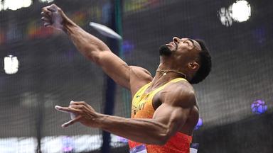 Der deutsche Zehnkämpfer Leo Neugebauer beim Diskuswerfen