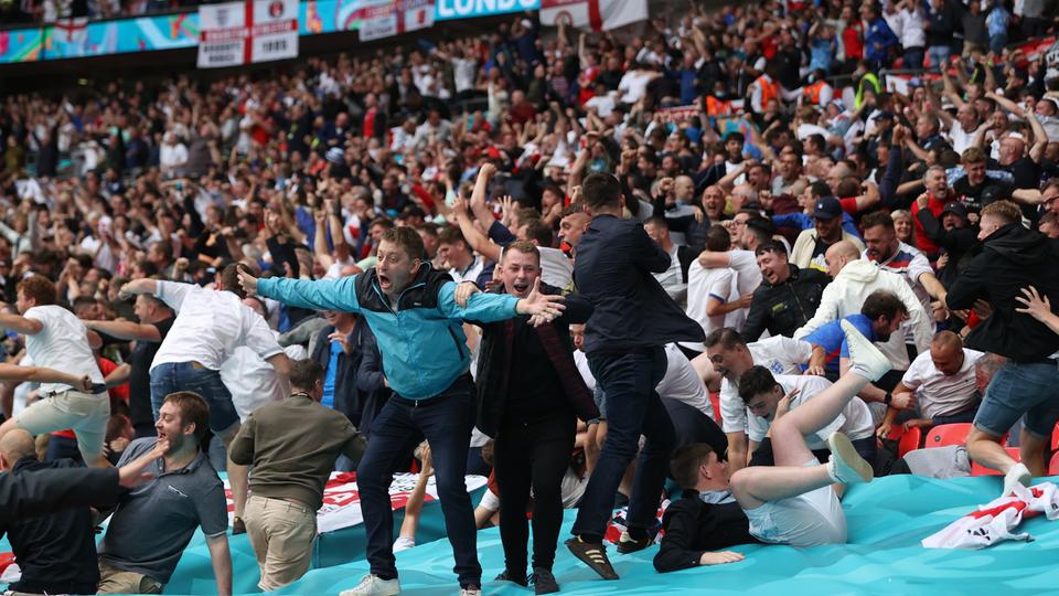 Englische Fans in Wembley nach Raheem Sterlings Tor gegen Deutschland | REUTERS/Carl Recine Englische Fans in Wembley nach Raheem Sterlings Tor gegen Deutschland