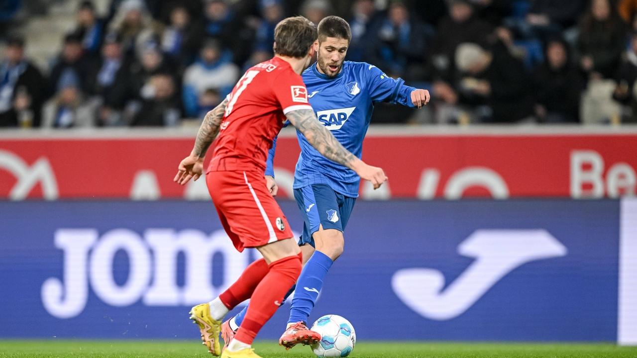 Lukas Kübler (SC Freiburg) und Andrej Kramaric (TSG 1899 Hoffenheim) im Zweikampf. | IMAGO, IMAGO / DeFodi Images