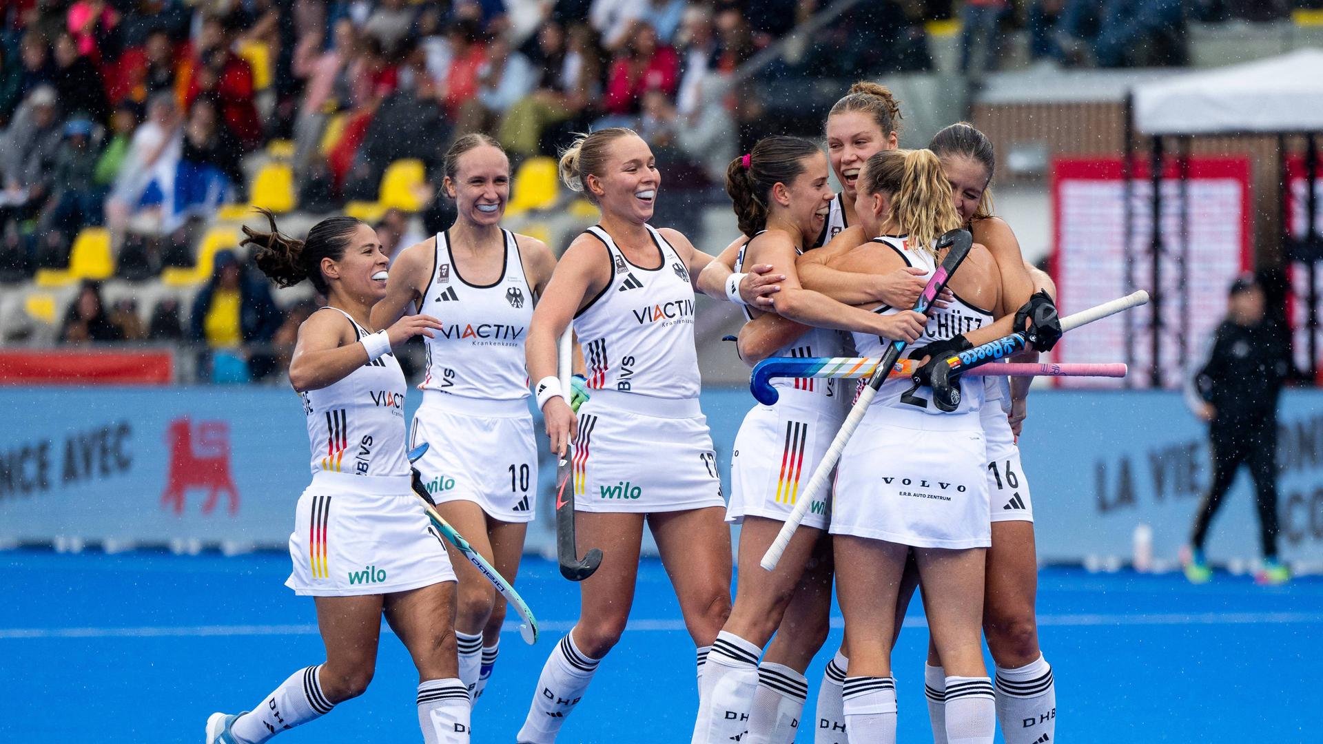 Hockey-Frauen nervenstark in die Zwischenrunde