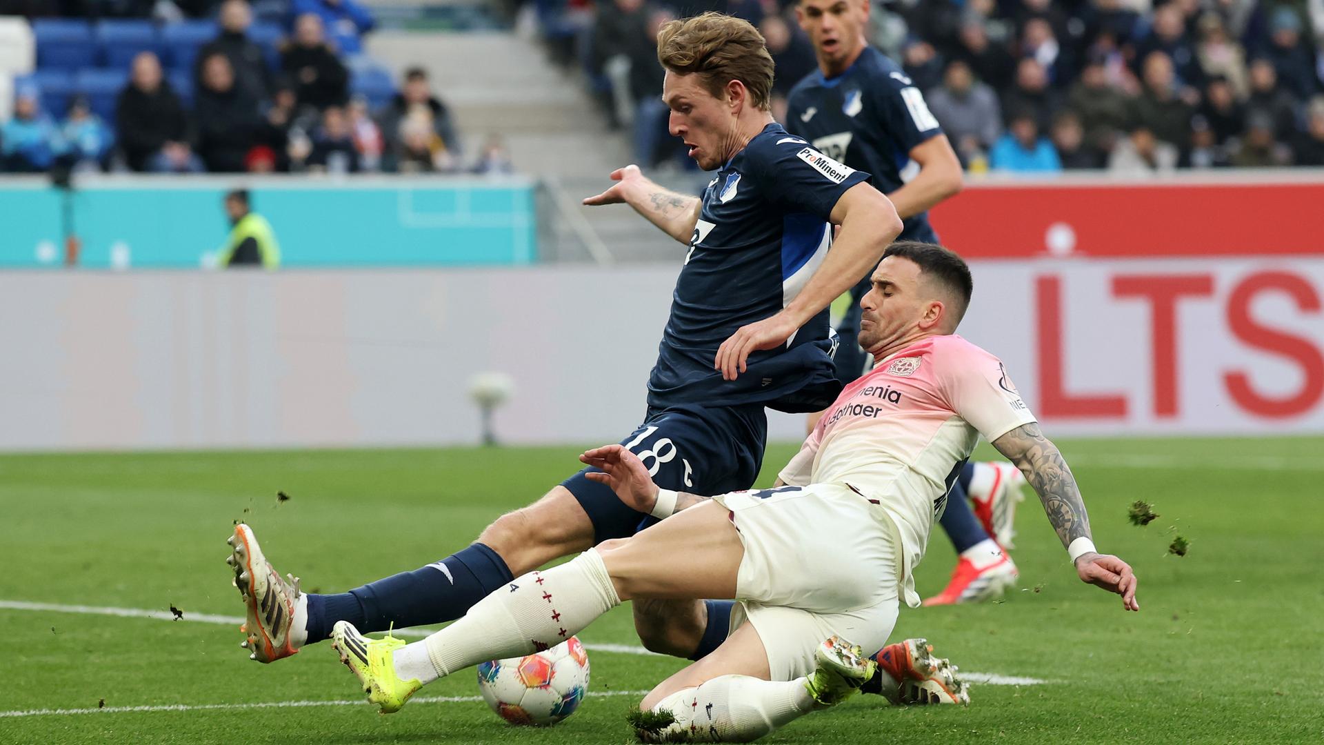 Hoffenheims Fußballprofi Wouter Burger (h.) im Zweikampf mit Aleix Garcia von Bayer 04 Leverkusen | Getty/Grimm