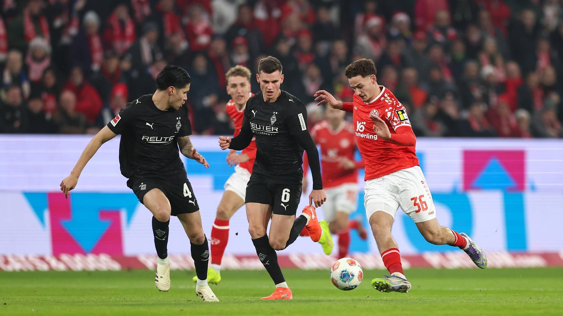 Kevin Diks im Zweikampf mit Fabio Fell | IMAGO / HMB-Media