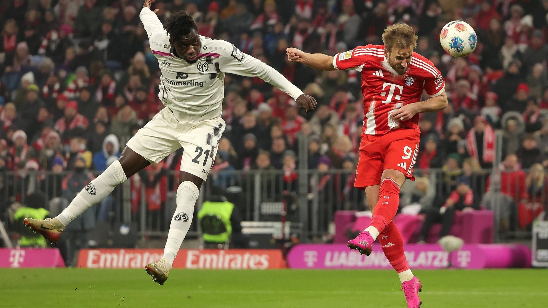 Mainz-05-Verteidiger Danny da Costa beim Kopfball-Duell gegen Harry Kane. | IMAGO, IMAGO / Xinhua