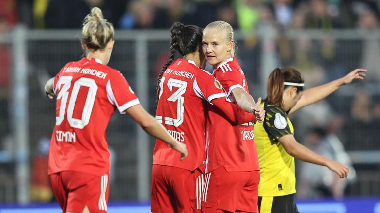 Bayerns Harder (zweite v. r.), Padilla-Bidas (zweite v. l.) und Simon (l.) jubeln über den Führungstreffer der Bayern